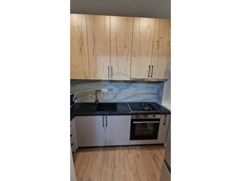 Tirane, jepet me qera apartament 1+1 Kati 3, 57 m² 550 € (Xhamllik)