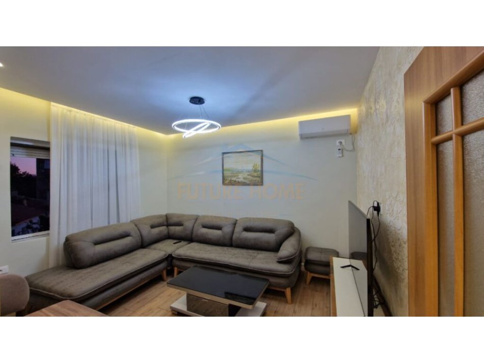 Tirane, jepet me qera apartament 1+1 Kati 3, 57 m² 550 € (Xhamlliku)