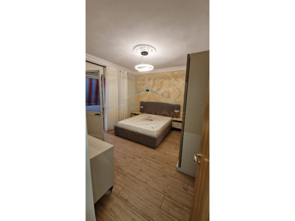 Tirane, jepet me qera apartament 1+1 Kati 3, 57 m² 550 € (Xhamlliku)