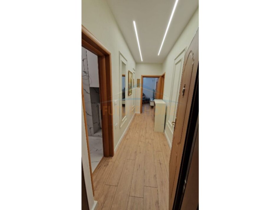 Tirane, jepet me qera apartament 1+1 Kati 3, 57 m² 550 € (Xhamlliku)