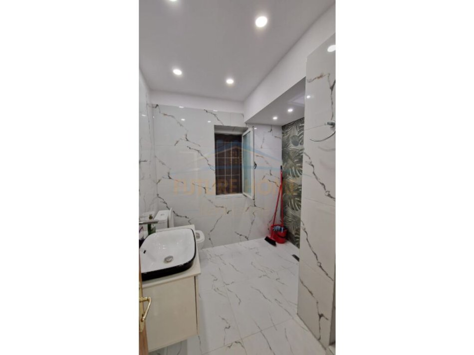 Tirane, jepet me qera apartament 1+1 Kati 3, 57 m² 550 € (Xhamlliku)
