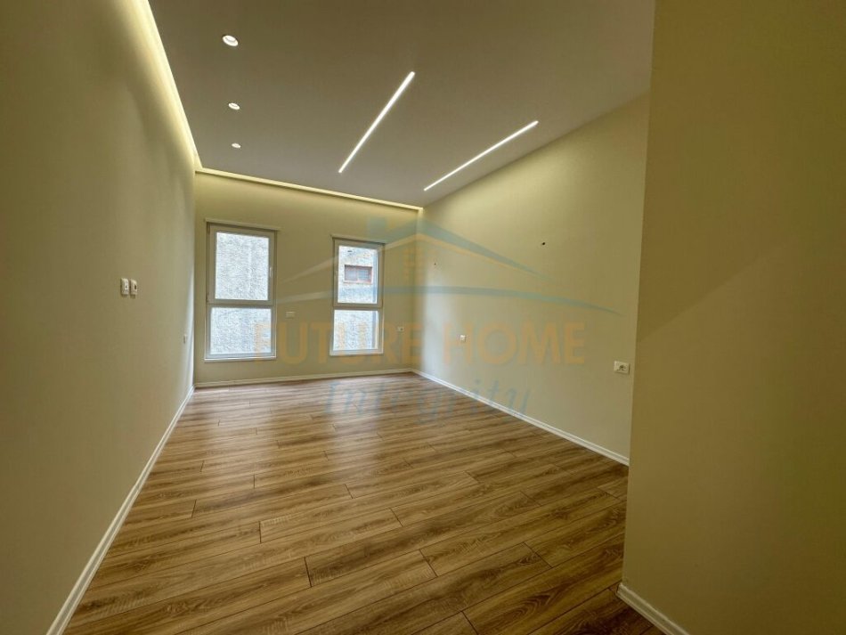 Tirane, jepet me qera apartament per zyra 2+1 Kati 3, 115 m² 700 € (Ali Demi)