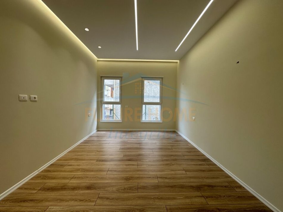 Tirane, jepet me qera apartament per zyra 2+1 Kati 3, 115 m² 700 € (Ali Demi)