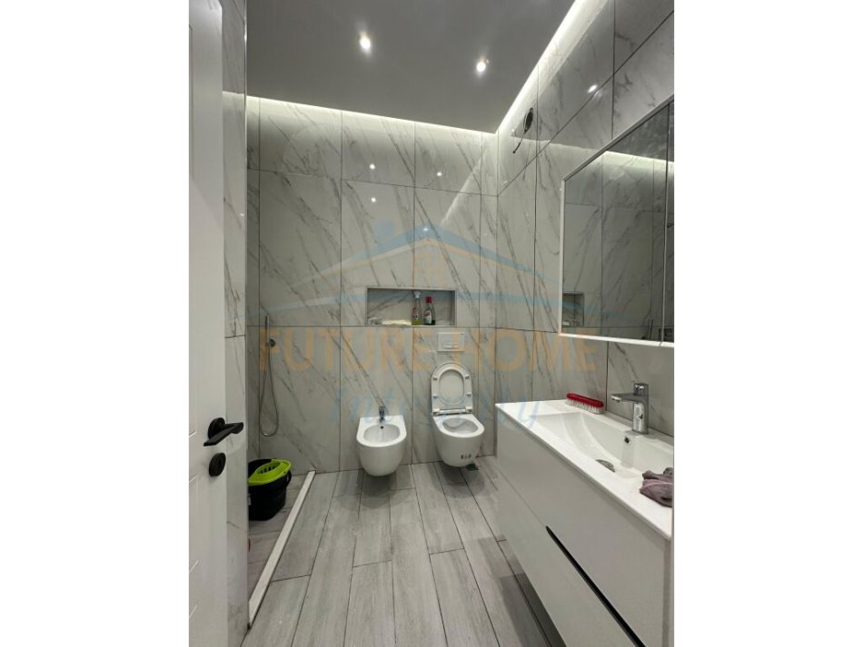Tirane, jepet me qera apartament per zyra 2+1 Kati 3, 115 m² 700 € (Ali Demi)