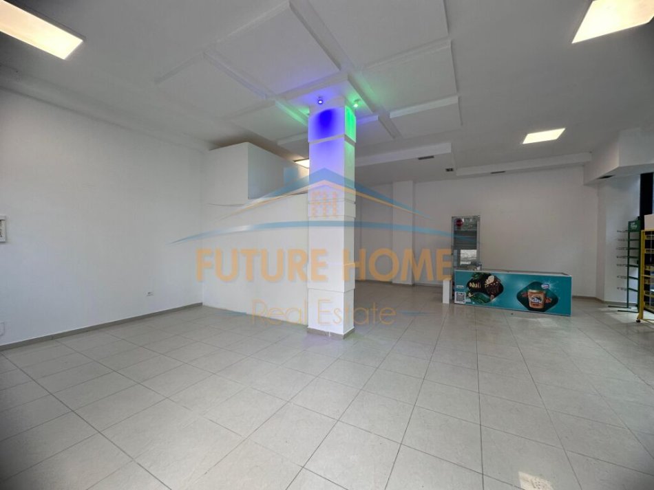 Tirane, jepet me qera ambjent biznesi Kati 0, 97 m² 1.000 € (Brryli)
