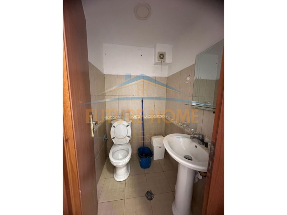 Tirane, jepet me qera ambjent biznesi Kati 0, 97 m² 1.000 € (Brryli)