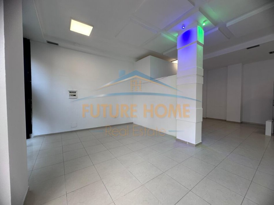 Tirane, jepet me qera ambjent biznesi Kati 0, 97 m² 1.000 € (Brryli)