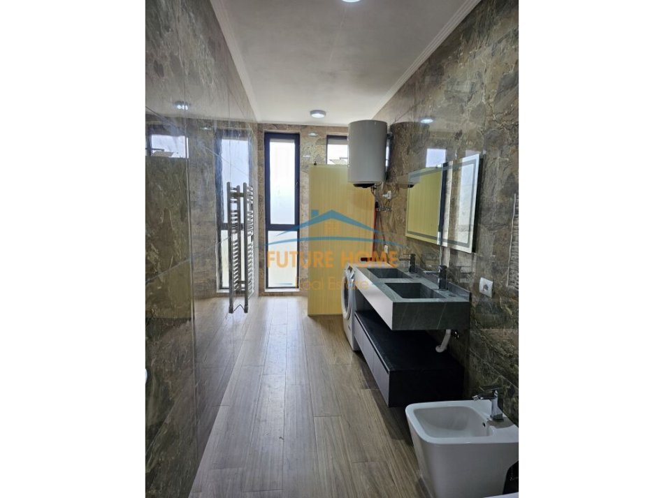 Tirane, shes apartament 2+1+Ballkon Kati 2, 124 m² 295.000 € (Spitali i Kafsheve , Liqeni)