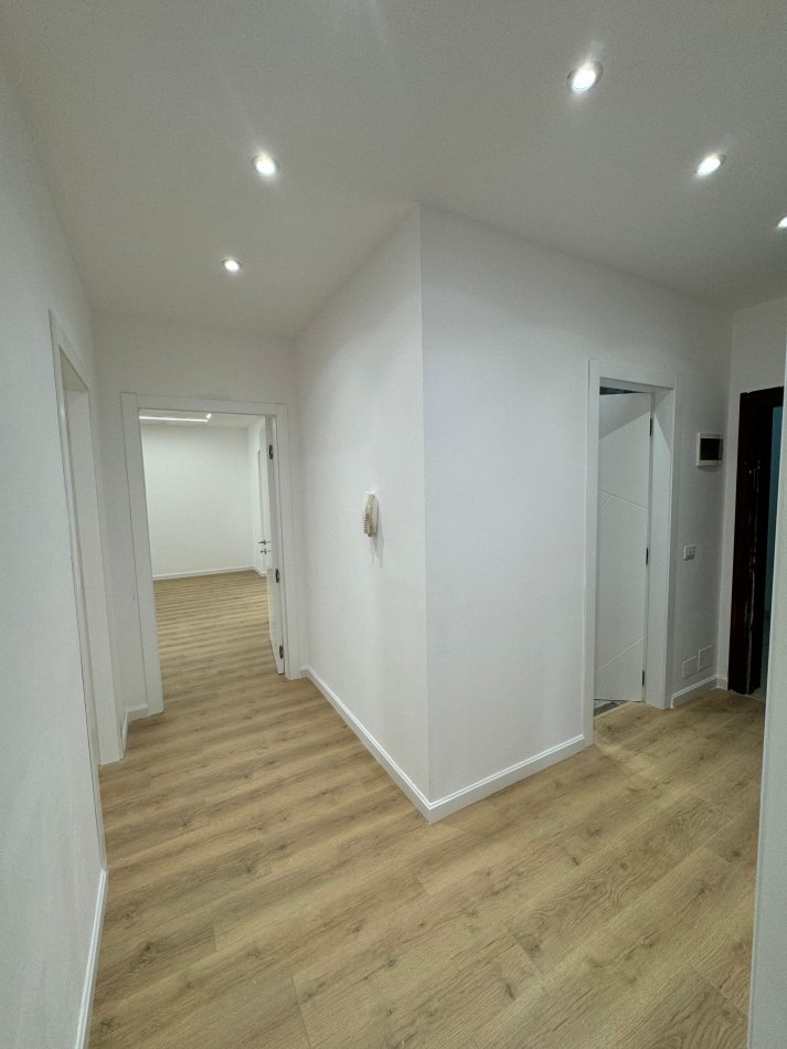 Tirane, shes apartament 2+1+Ballkon Kati 2, 105 m² 170.000 € (Kodra e Diellit)