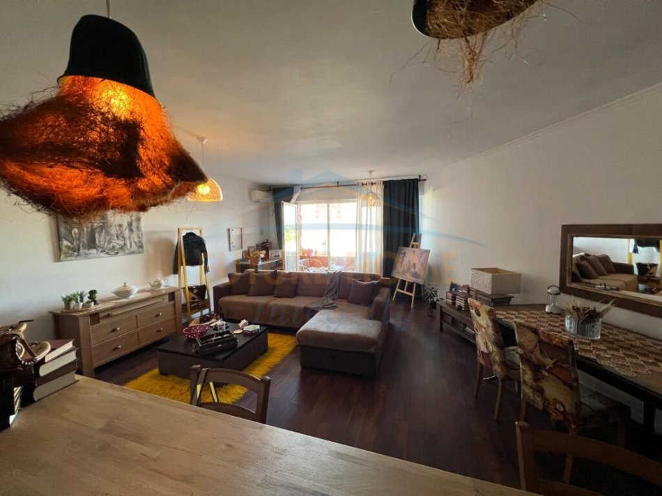 Tirane, shitet apartament 2+1 Kati 2, 116 m² 180.000 € (Kopshti Botanik)