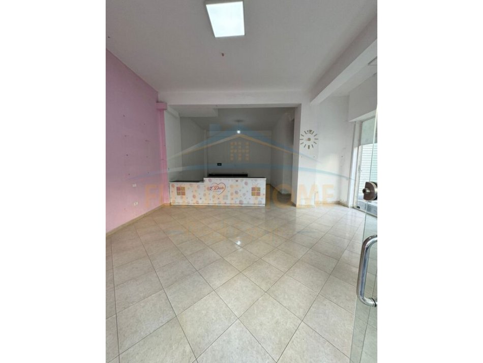 Tirane, jepet me qera ambjent biznesi Kati 0, 80 m² 350 € (YZBERISHT)