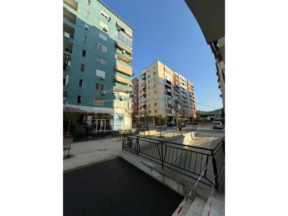 Tirane, jepet me qera ambjent biznesi Kati 0, 80 m² 350 € (YZBERISHT)