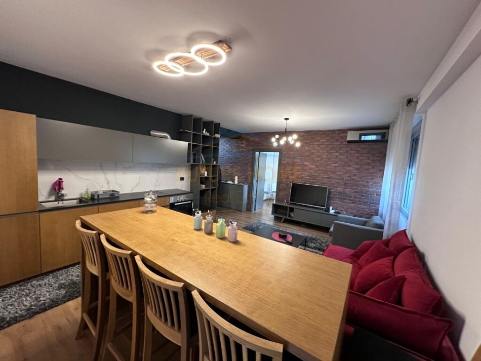 Tirane, jepet me qera apartament 2+1+Ballkon Kati 3, 800 € (Tregu Elektrik)