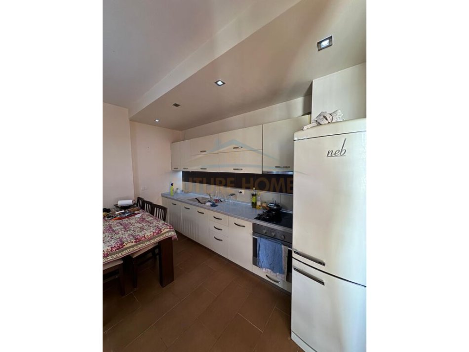 Tirane, jepet me qera apartament 2+1+Ballkon Kati 4, 109 m² 700 € (Rruga Egnatia Don Bosko)