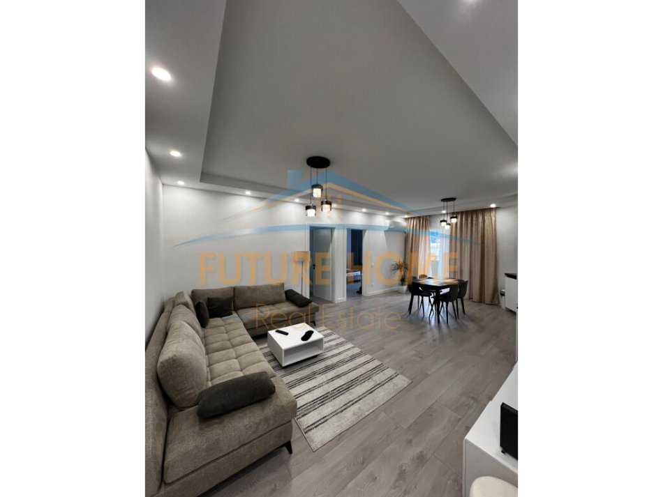 Tirane, jepet me qera apartament 2+1+Ballkon Kati 9, 90 m² 900 € (Komuna e Parisit)