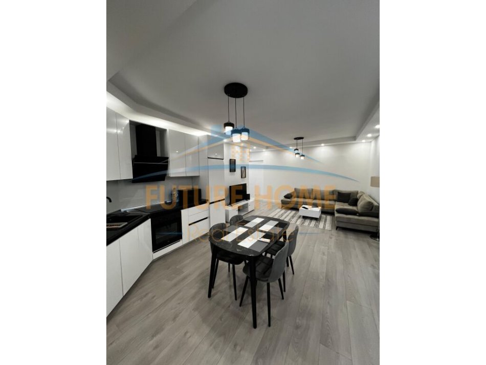 Tirane, jepet me qera apartament 2+1+Ballkon Kati 9, 90 m² 900 € (Komuna e Parisit)