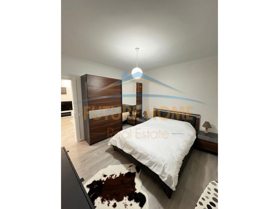 Tirane, jepet me qera apartament 2+1+Ballkon Kati 9, 90 m² 900 € (Komuna e Parisit)
