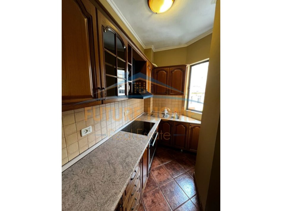 Tirane, jap me qera apartament 3+1+Ballkon Kati 4, 110 m² 650 € (Blv Zogi I)