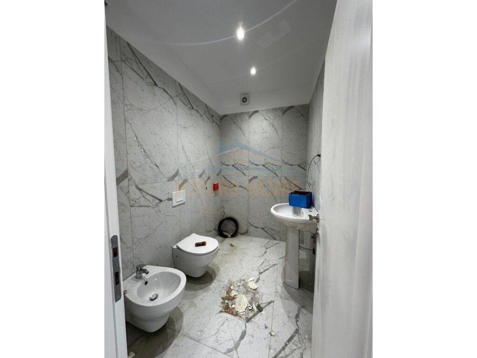 Tirane, shitet apartament 2+1+Ballkon Kati 8, 107 m² 175.000 € (FUSHA E AVIACIONIT)