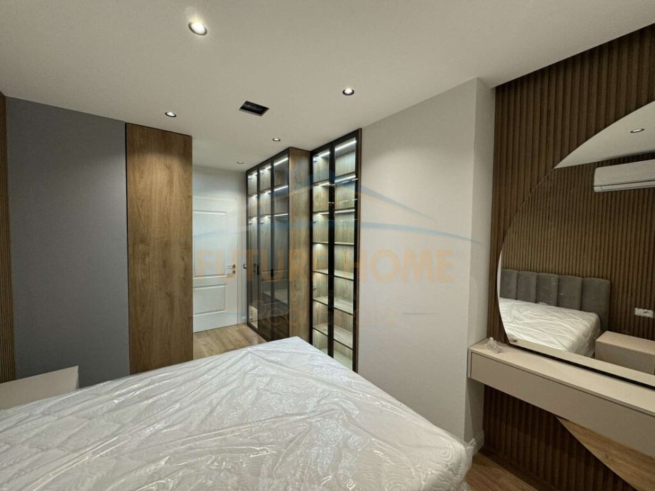 Tirane, jepet me qera apartament 3+1+Ballkon Kati 5, 120 m² 700 € (UNAZA E RE)