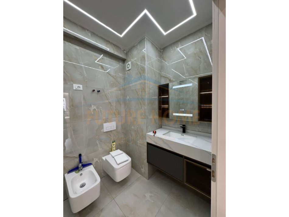 Tirane, jepet me qera apartament 3+1+Ballkon Kati 5, 120 m² 700 € (UNAZA E RE)