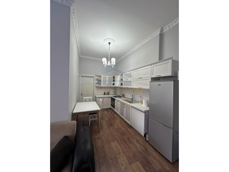 Tirane, jepet me qera apartament 2+1 Kati 2, 120 m² 800 € 