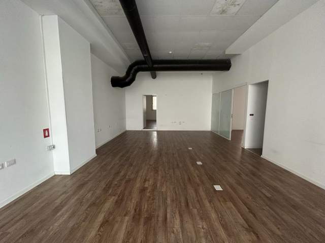 Tirane, jepet me qera ambjent biznesi Kati 0, 300 m², 10 Euro/m2  ne Komume Parisit