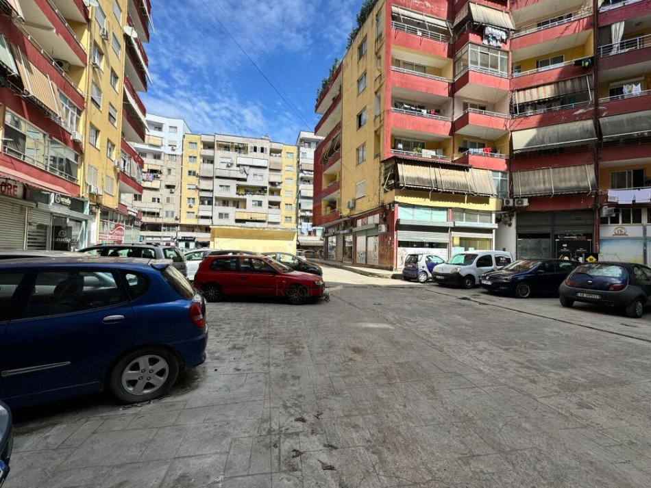 Tirane, jepet me qera bar-resorant Kati 0, 69 m² 500 € (UNAZA E RE)