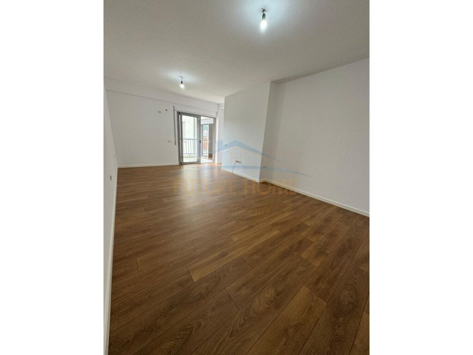 Tirane, shitet apartament 1+1+Ballkon Kati 4, 67 m² 147.000 € (Komuna e Parisit)