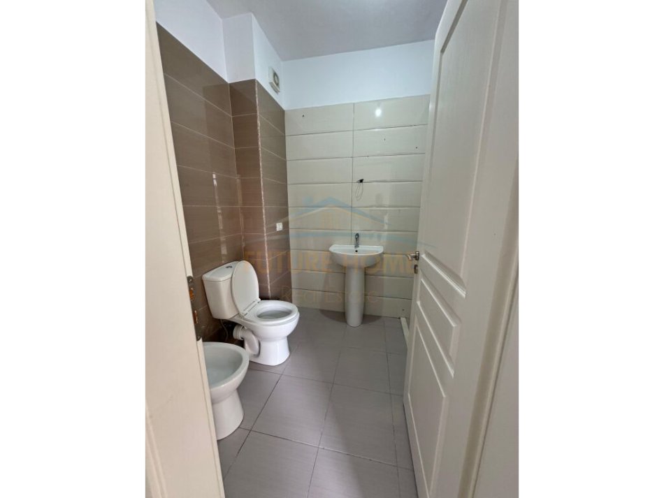 Tirane, shitet apartament 1+1+Ballkon Kati 4, 67 m² 147.000 € (Komuna e Parisit)
