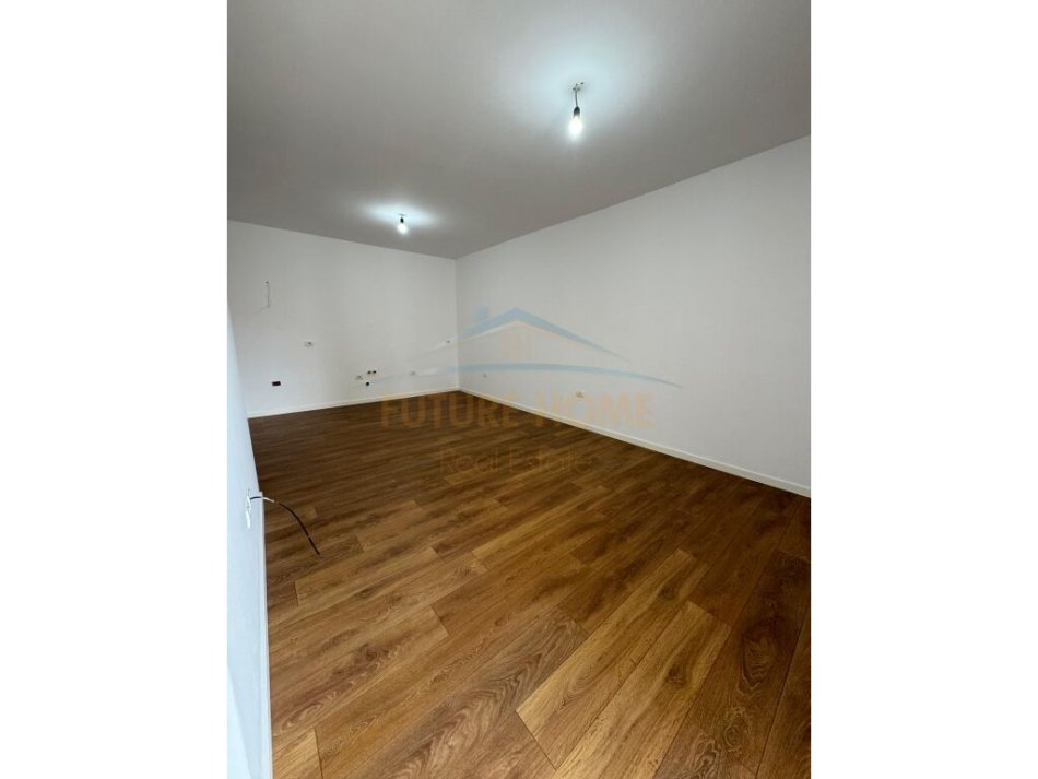 Tirane, shitet apartament 1+1+Ballkon Kati 4, 67 m² 147.000 € (Komuna e Parisit)