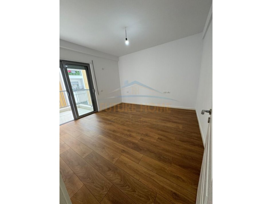 Tirane, shitet apartament 1+1+Ballkon Kati 4, 67 m² 147.000 € (Komuna e Parisit)