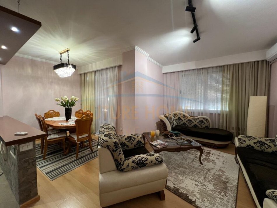Tirane, jepet me qera apartament 2+1 Kati 8, 120 m² 550 € (UNAZA RE)