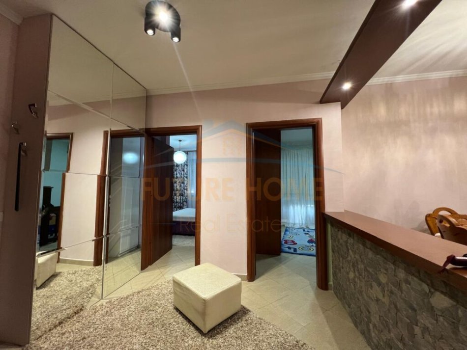 Tirane, jepet me qera apartament 2+1 Kati 8, 120 m² 550 € (UNAZA RE)