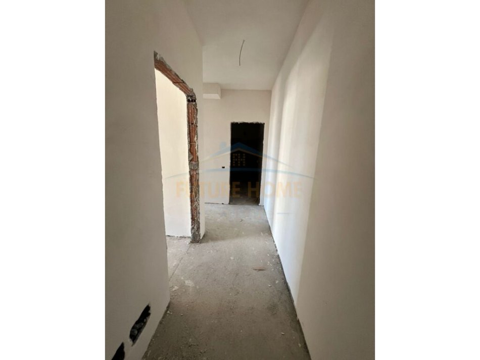 Tirane, shitet apartament 2+1+Ballkon Kati 5, 105 m² (Barrikadave)