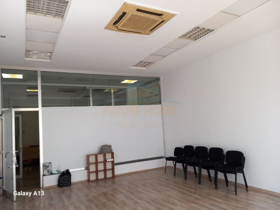 Tirane, jepet me qera ambjent biznesi Kati 1, 55 m² 500 € (Bulevardi Zogu I)