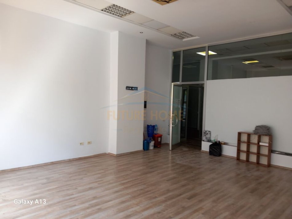 Tirane, jepet me qera ambjent biznesi Kati 0, 55 m² 500 € (STACIONI I TRENIT)