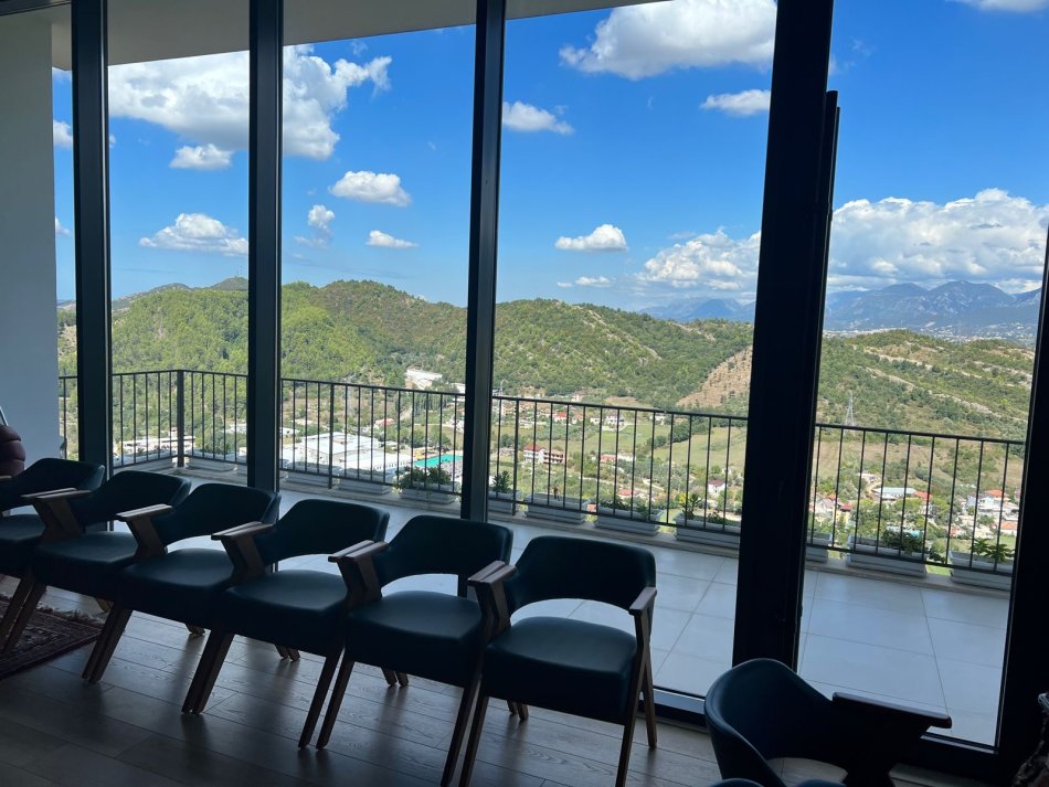 Tirane, shitet Vile 3 Katshe , 5.000 m² 1.000.000 € (Prane Kalase Se Petreles)