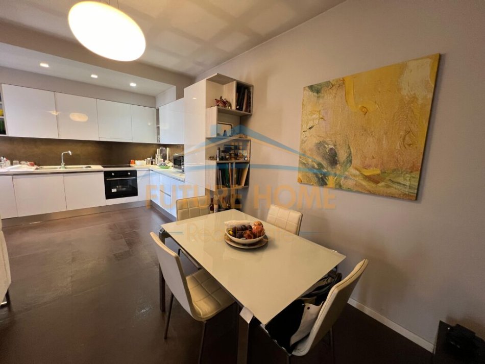 Tirane, shitet apartament 3+1 Kati 8, 125 m² 179.000 € (Yzberisht)