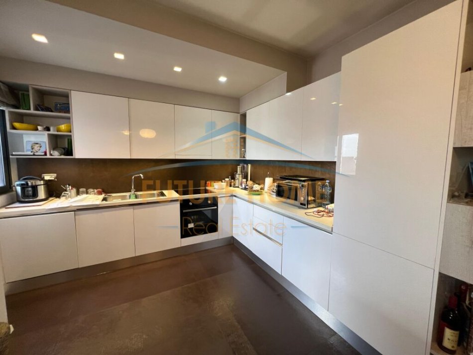 Tirane, shitet apartament 3+1+Ballkon Kati 8, 125 m² 179.000 € (Yzberisht)