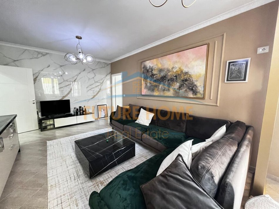 Tirane, jepet me qera apartament 2+1+Ballkon Kati 4, 88 m² 700 € (Kodra e Diellit)