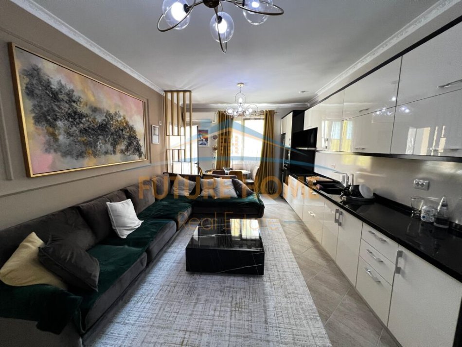 Tirane, jepet me qera apartament 2+1+Ballkon Kati 4, 88 m² 700 € (Kodra e Diellit)