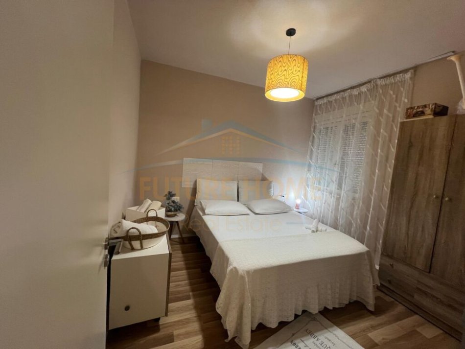 Durres, jepet me qera apartament 1+1 Kati 0, 46 m² 400 € (Shkembi i Kavajes)