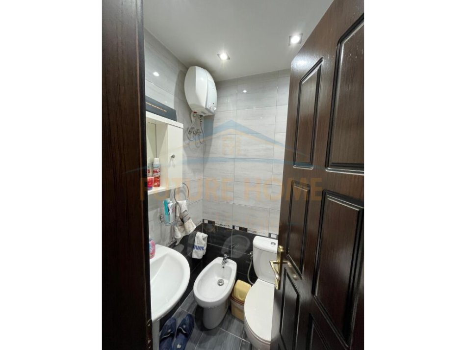 Tirane, shitet apartament 2+1+Ballkon Kati 6, 93 m² 186.000 € (Rruga e Durresit)
