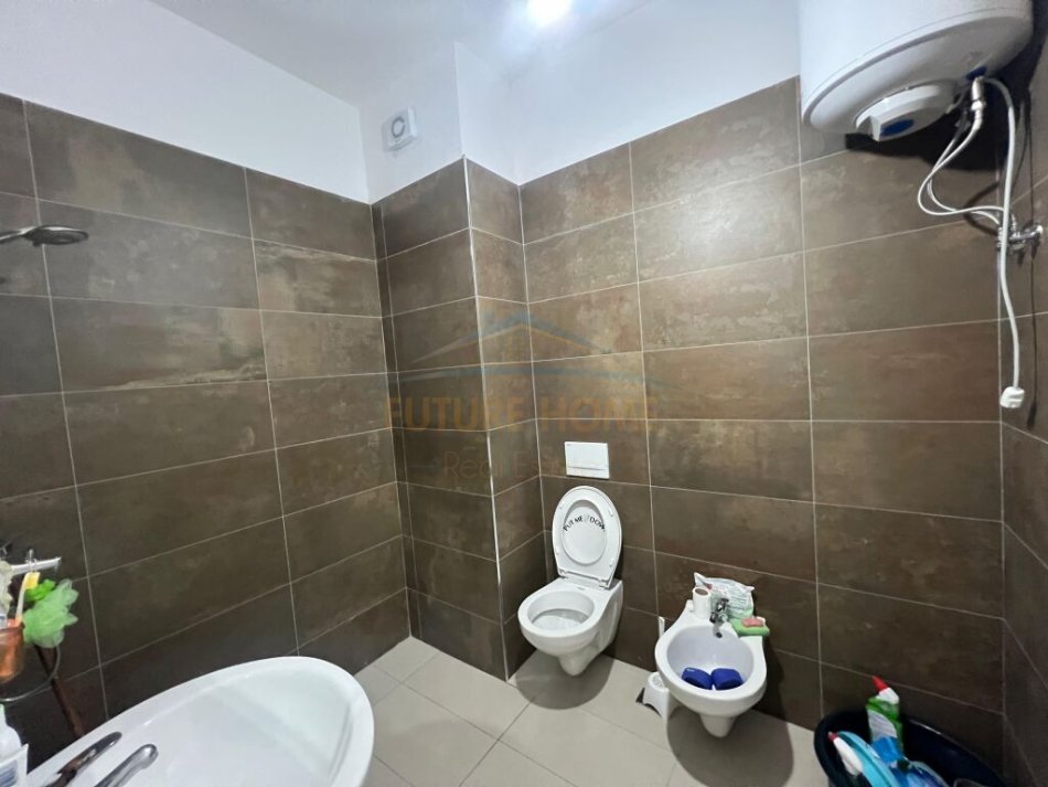 Tirane, jepet me qera apartament 1+1 Kati 7, 70 m² 700 € (PARKU OLIMPIK)