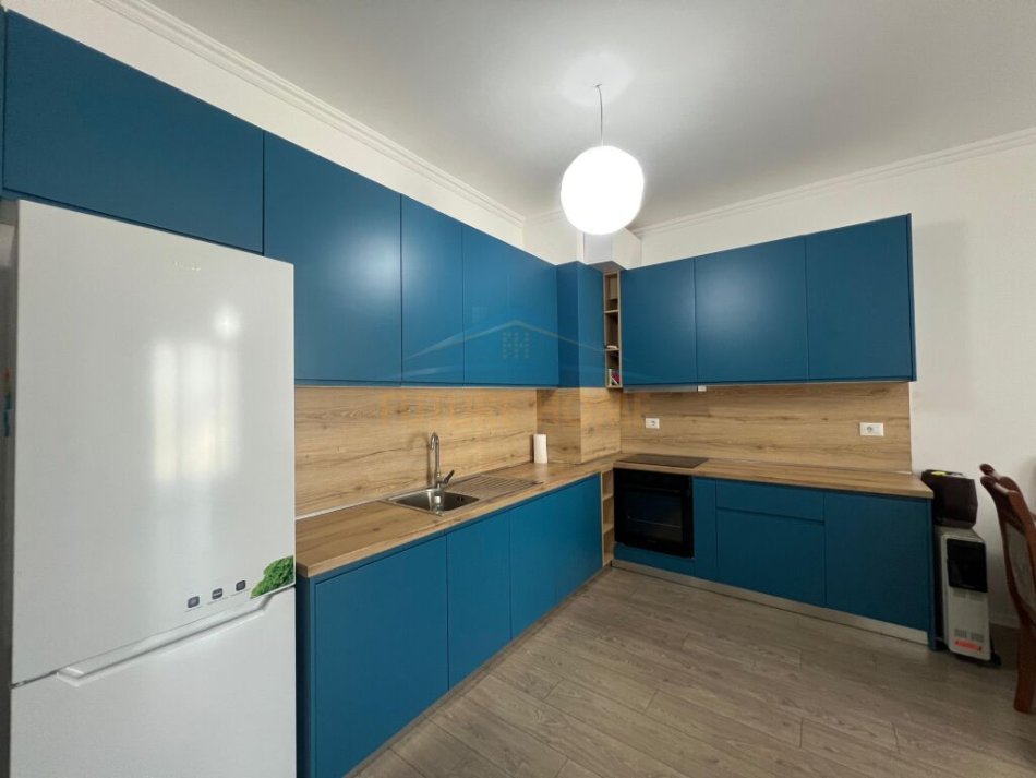 Tirane, jepet me qera apartament 1+1 Kati 7, 70 m² 700 € (PARKU OLIMPIK)