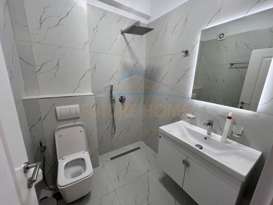 Tirane, jepet me qera apartament 2+1 Kati 7, 118 m² 700 € (unaza e re)