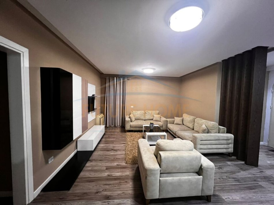 Durres, jepet me qera apartament 2+1+Ballkon Kati 8, 120 m² 400 € (Fusha e Reres)