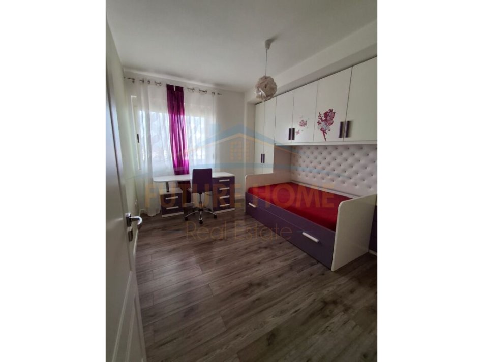Durres, jepet me qera apartament 2+1+Ballkon Kati 8, 120 m² 400 € (Fusha e Reres)