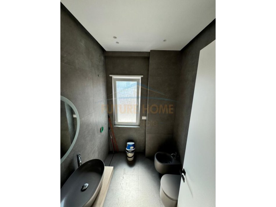 Tirane, jepet me qera zyre Kati 9, 136 m² 1400 €